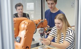Am Industrieroboter der Junior Uni